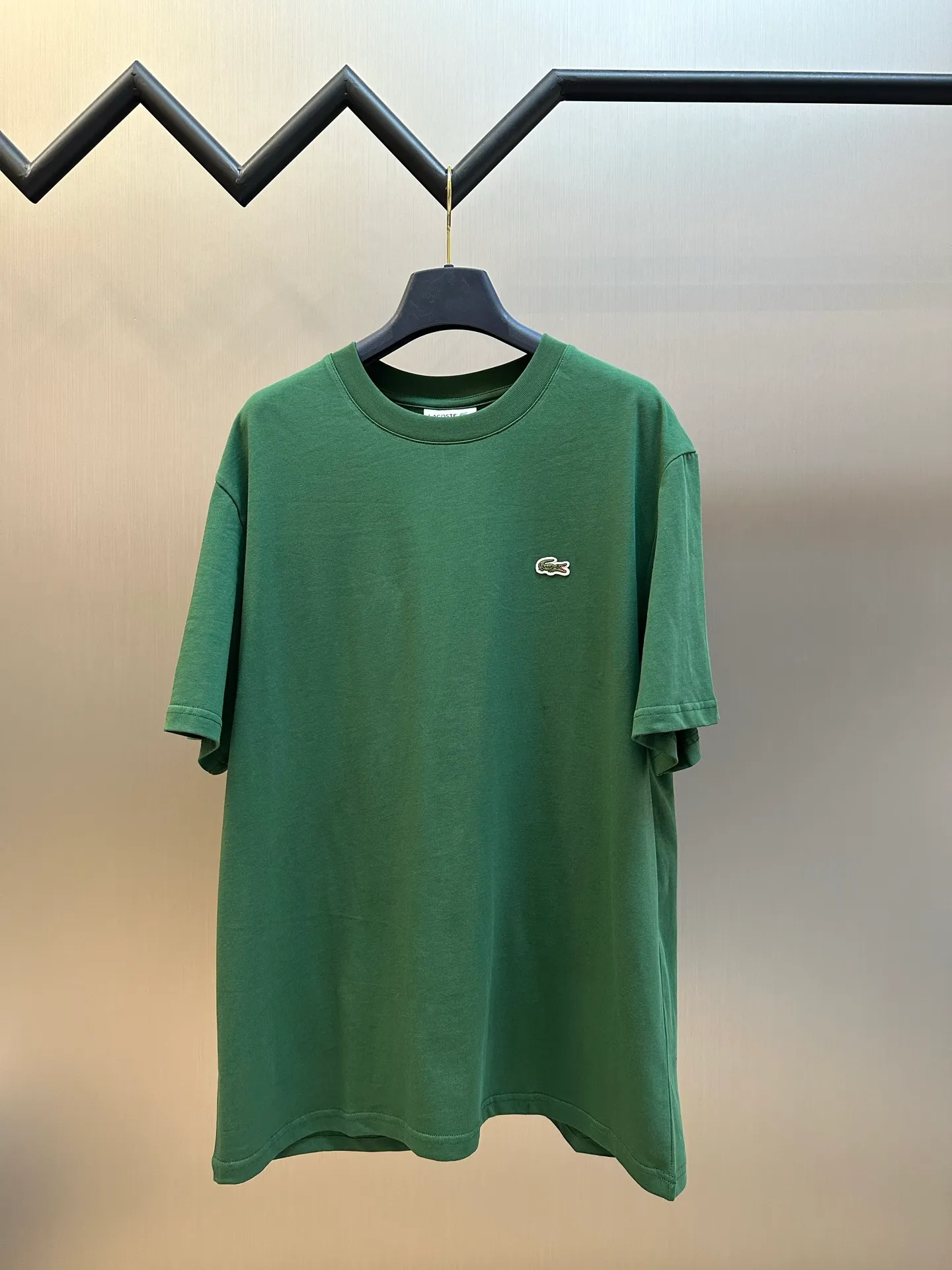 Lacoste Crocodile Logo Short Sleeve Made from custom combed smooth plain cotton fabric, the iconic crocodile is vividly displayed in the heart. The vivid logo contrasts with the calm background, quietly highlighting the French style. With a solid color as the base and the logo as the print, it fully displays the texture and brand heritage in a low-key manner. Using stamping technology, independent embroidered stamps are made through computer embroidery, and then positioned and sewn onto the clothing. It has a strong three-dimensional effect, is strong and washable, and has stable quality. size：s m l xl